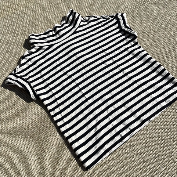 Women’s Short Sleeve Striped Shirt. Medium - Picture 11 of 12